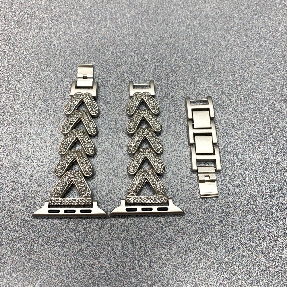 BEAUTIFUL Apple Watchband size 44 with removable links. NWT